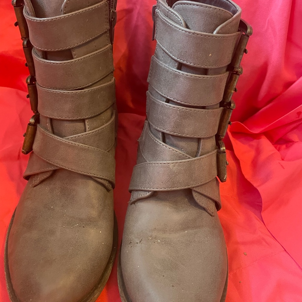 MIA WOMENS BUCKLE ANKLE BOOTIES